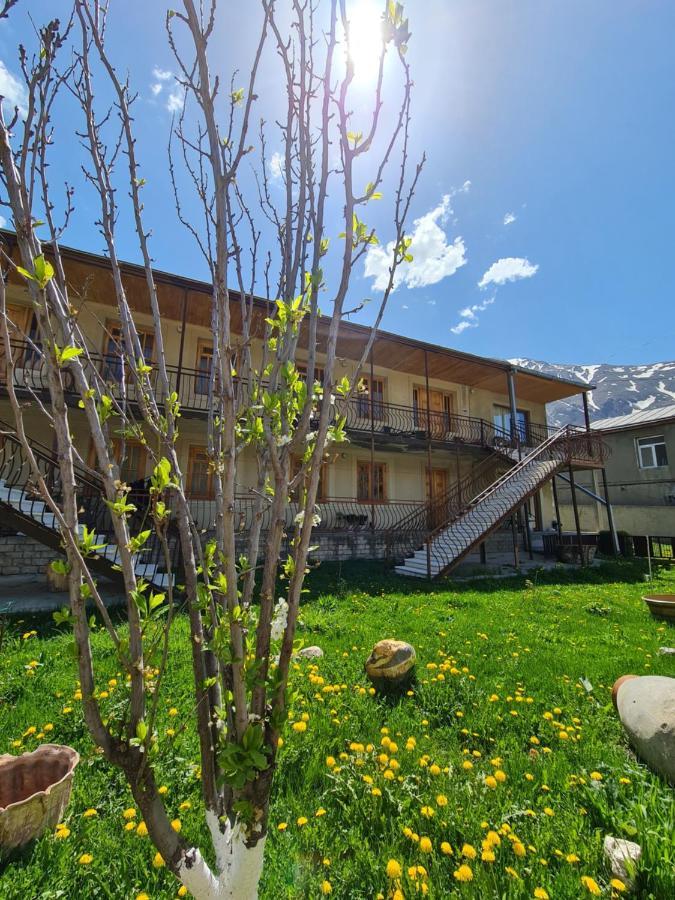 Отель Sunny Mountain House Казбеги Экстерьер фото